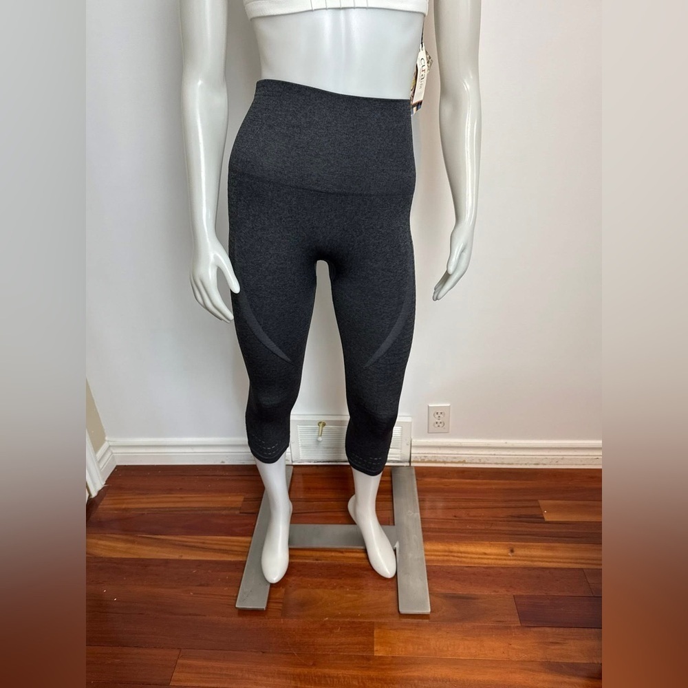 GYM SHARK - Cropped Seamless Leggings in Charcoal. High Waisted. Small. - Picture 4 of 5